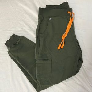 FIGS Women’s Zamora jogger scrub pants in size medium